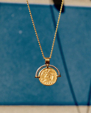 LUCY WILLIAMS FORTUNA ARC COIN PENDANT NECKLACE / GOLD