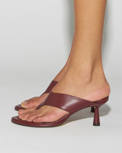 OLENNA LEATHER THONG SANDALS / PORT