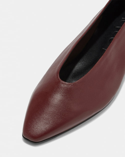 BETTY SQUARE-TOE FLATS / PORT