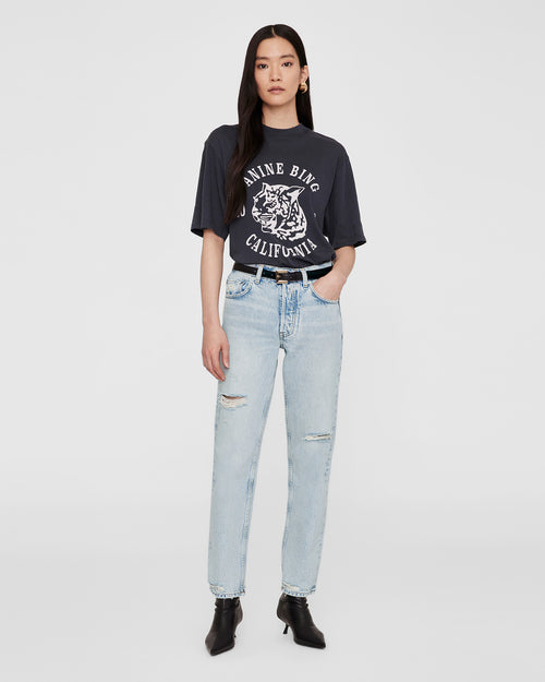 AVI TEE COLLEGIATE LEOPARD / WASHED CHARCOAL