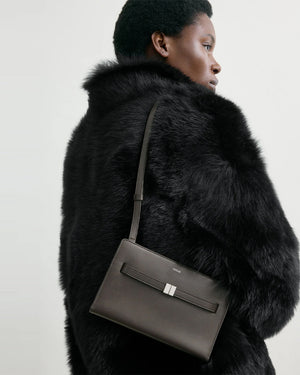 BELTED LEATHER CROSS-BODY / BARK