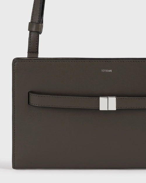 BELTED LEATHER CROSS-BODY / BARK