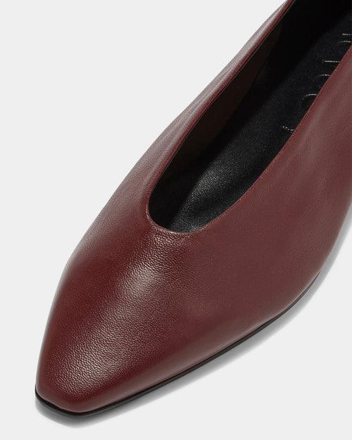 BETTY SQUARE-TOE FLATS / PORT