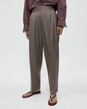 VIRGIN WOOL MASCULINE BARREL PANTS / TAUPE