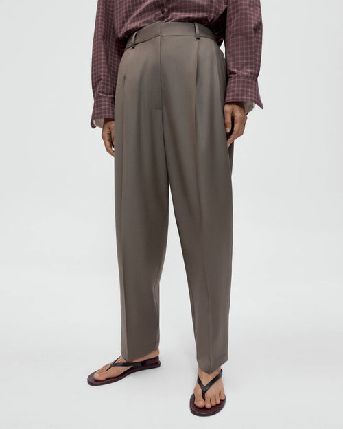 VIRGIN WOOL MASCULINE BARREL PANTS / TAUPE