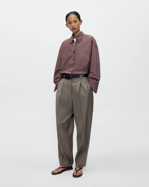 VIRGIN WOOL MASCULINE BARREL PANTS / TAUPE