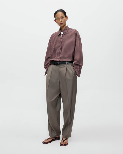VIRGIN WOOL MASCULINE BARREL PANTS / TAUPE