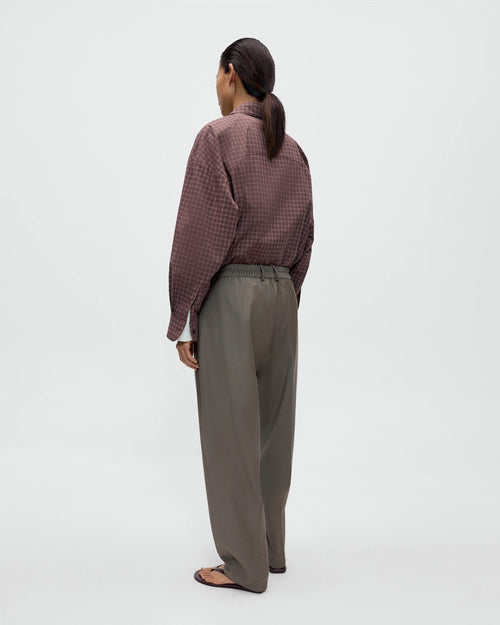 VIRGIN WOOL MASCULINE BARREL PANTS / TAUPE
