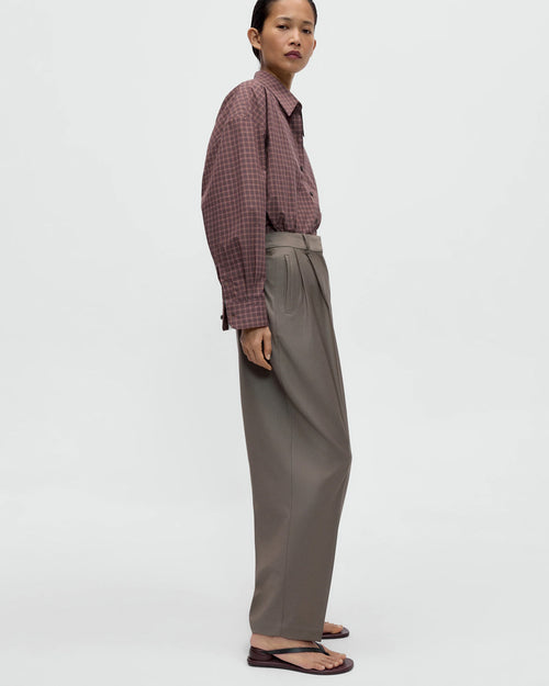 VIRGIN WOOL MASCULINE BARREL PANTS / TAUPE