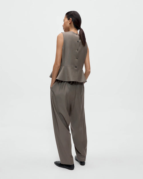 TAILORED PEPLUM VEST / TAUPE