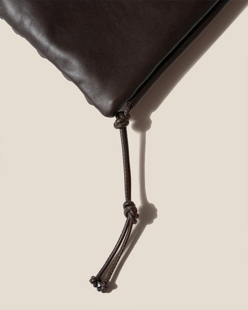 TRENA CROSSBODY BAG / DARK BROWN