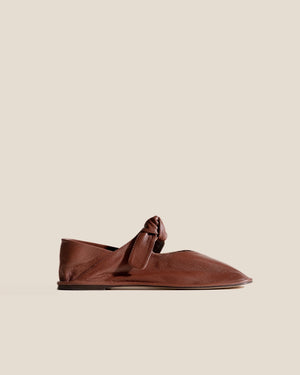 LLASADA SUPPLE SHINY FLAT / CHESTNUT
