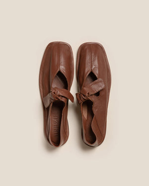 LLASADA SUPPLE SHINY FLAT / CHESTNUT