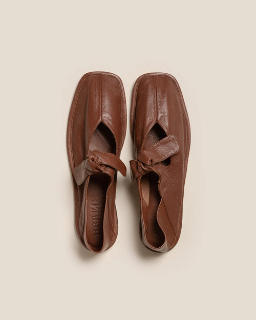 LLASADA SUPPLE SHINY FLAT / CHESTNUT