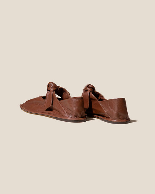 LLASADA SUPPLE SHINY FLAT / CHESTNUT