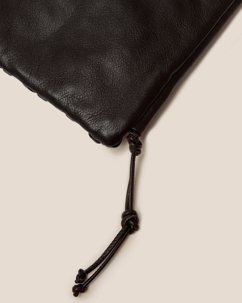 TRENA FLAT CROSSBODY BAG / BLACK