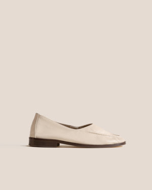 JULIOL WINTER SUPPLE SHINY LOAFER / CREAM