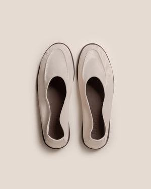 JULIOL WINTER SUPPLE SHINY LOAFER / CREAM