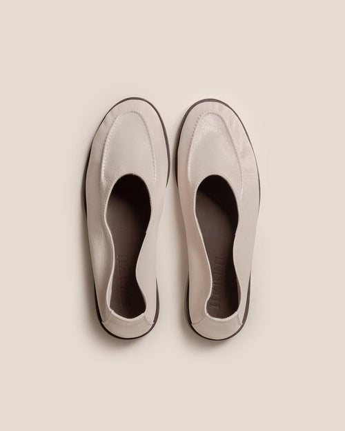 JULIOL WINTER SUPPLE SHINY LOAFER / CREAM