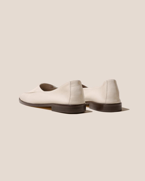 JULIOL WINTER SUPPLE SHINY LOAFER / CREAM