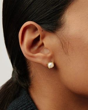 BUTTON PEARL SQUARE STUD EARRINGS / GOLD