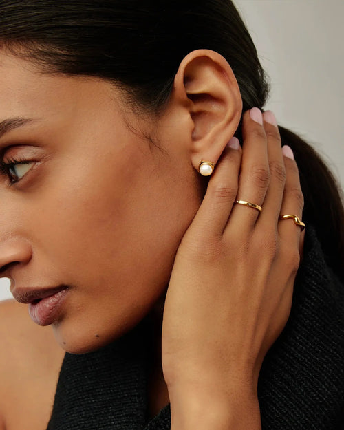 BUTTON PEARL SQUARE STUD EARRINGS / GOLD