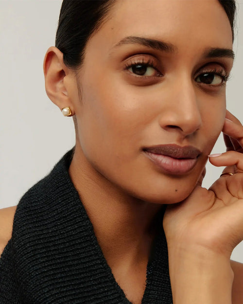 BUTTON PEARL SQUARE STUD EARRINGS / GOLD