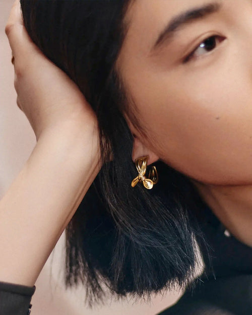 MARK GONG BOW HOOP EARRINGS / GOLD