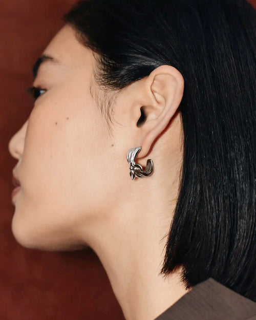 MARK GONG BOW HOOP EARRINGS / SILVER