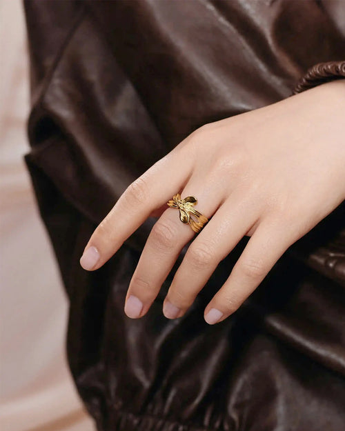 MARK GONG BOW STATEMENT RING / GOLD