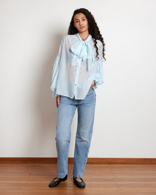 SIGNATURE BOW BLOUSE / POWDER BLUE