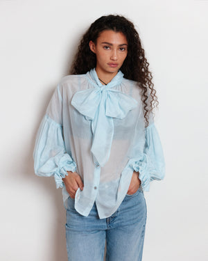 SIGNATURE BOW BLOUSE / POWDER BLUE