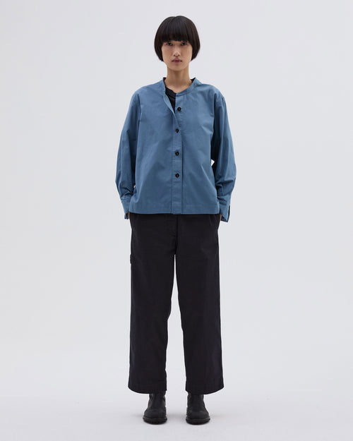 MHL BUTTON THROUGH COLLARLESS SHIRT COMPACT / UNIFORM BLUE