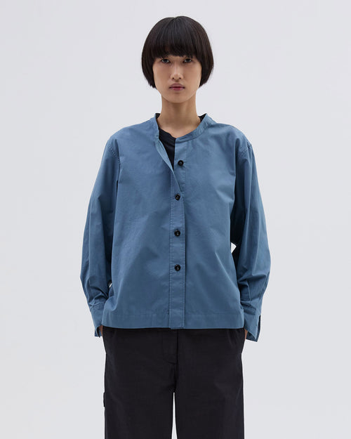 MHL BUTTON THROUGH COLLARLESS SHIRT COMPACT / UNIFORM BLUE