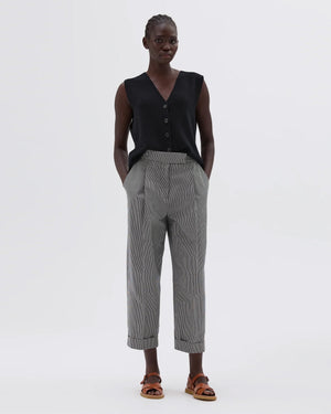 SINGLE PLEAT CROPPED TROUSER / BLACK ECRU