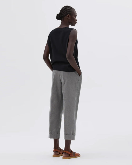 SINGLE PLEAT CROPPED TROUSER / BLACK ECRU