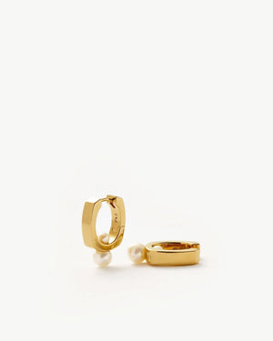 BUTTON PEARL SQUARE SMALL HOOP EARRINGS / GOLD