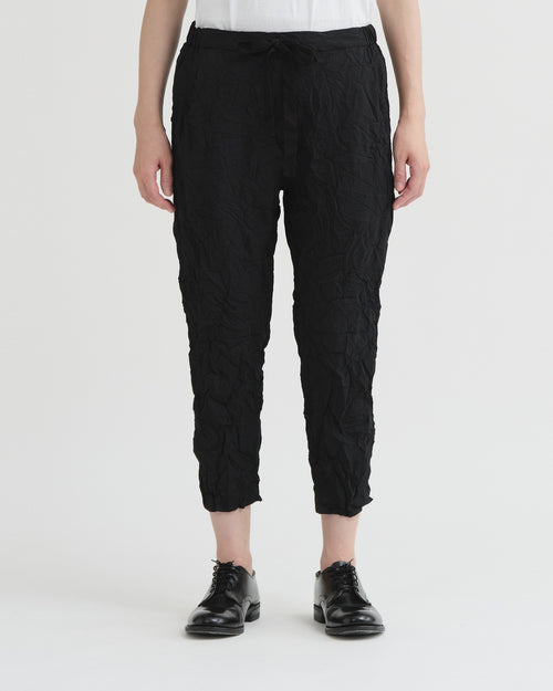 CRINKLE STRIPE TAPERED PANTS / BLACK