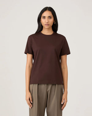 BOY-FIT CREW NECK T-SHIRT / TRUFFLE