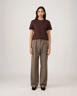 BOY-FIT CREW NECK T-SHIRT / TRUFFLE