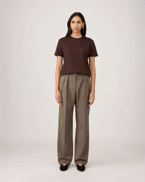 BOY-FIT CREW NECK T-SHIRT / TRUFFLE