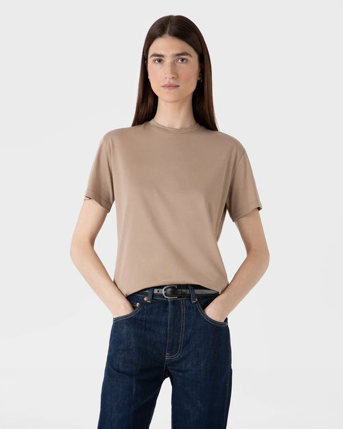 BOY-FIT CREW NECK T-SHIRT / SANDSTONE