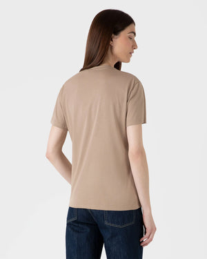 BOY-FIT CREW NECK T-SHIRT / SANDSTONE