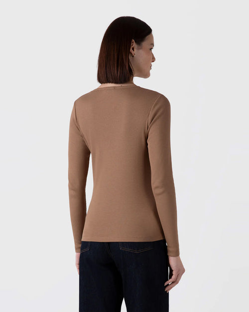 LONG SLEEVE RIBBED T-SHIRT / ALMOND