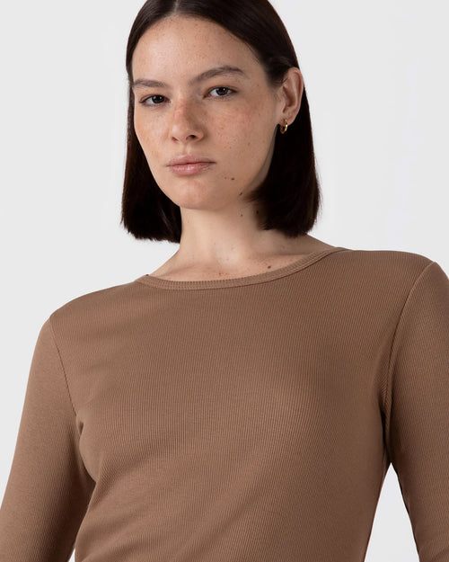 LONG SLEEVE RIBBED T-SHIRT / ALMOND