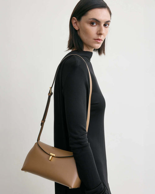 T-LOCK LEATHER CLUTCH / CAMEL