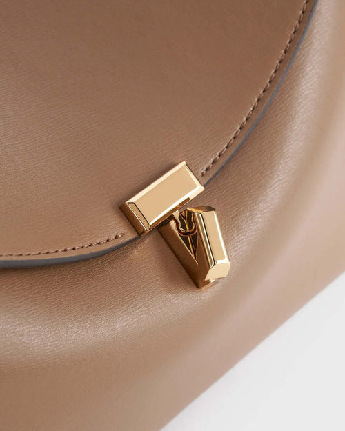 T-LOCK LEATHER CLUTCH / CAMEL