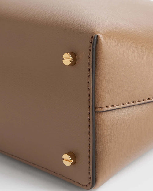 T-LOCK LEATHER CLUTCH / CAMEL