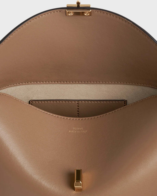 T-LOCK LEATHER CLUTCH / CAMEL