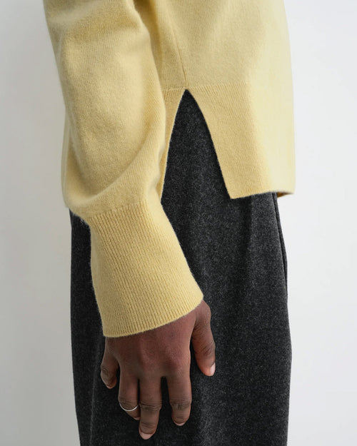 CREW-NECK CASHMERE KNIT / SOFT YELLOW